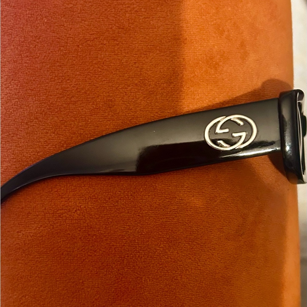 Gucci Black Sunglasses with Glossy Finish - Picture 2 of 6
